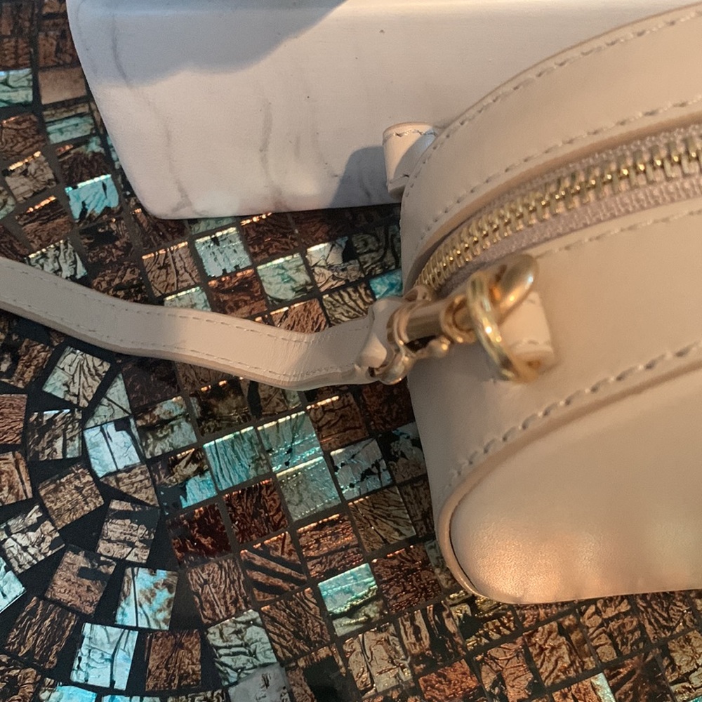 SEE BY CHLOE Shell Leather Crossbody Bag
SEE BY CHLOÉ - Picture 11 of 11